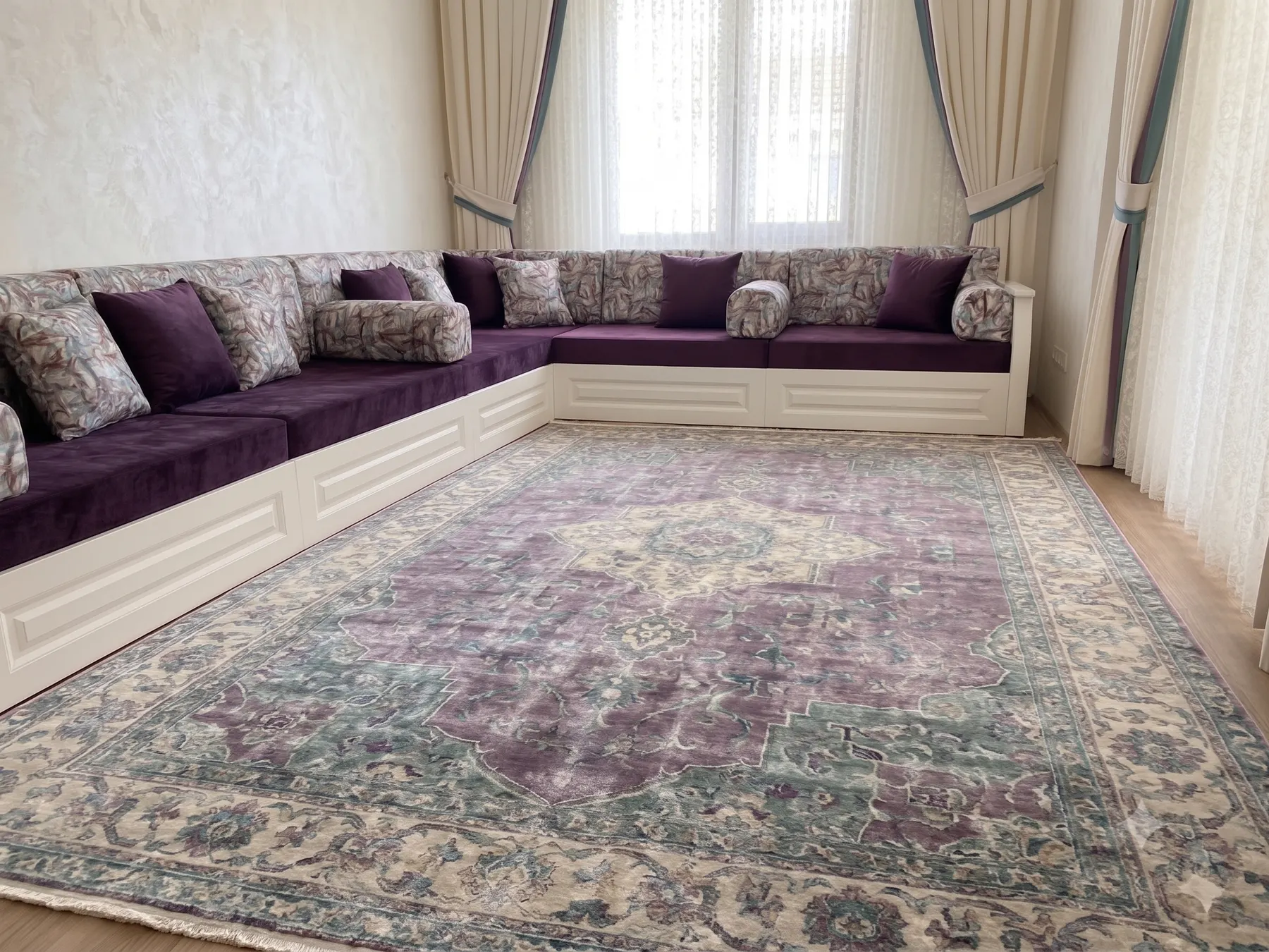 Mürdüm rengi kadife döşemeli, beyaz panelli U düzeninde sandıklı sedir