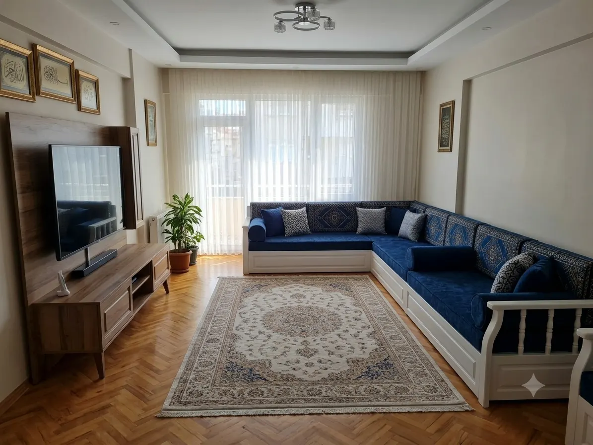 Salonda televizyon karşısına kurulmuş lacivert kadife L sedir